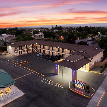 Quincy Inn And Suites ภายนอก รูปภาพ
