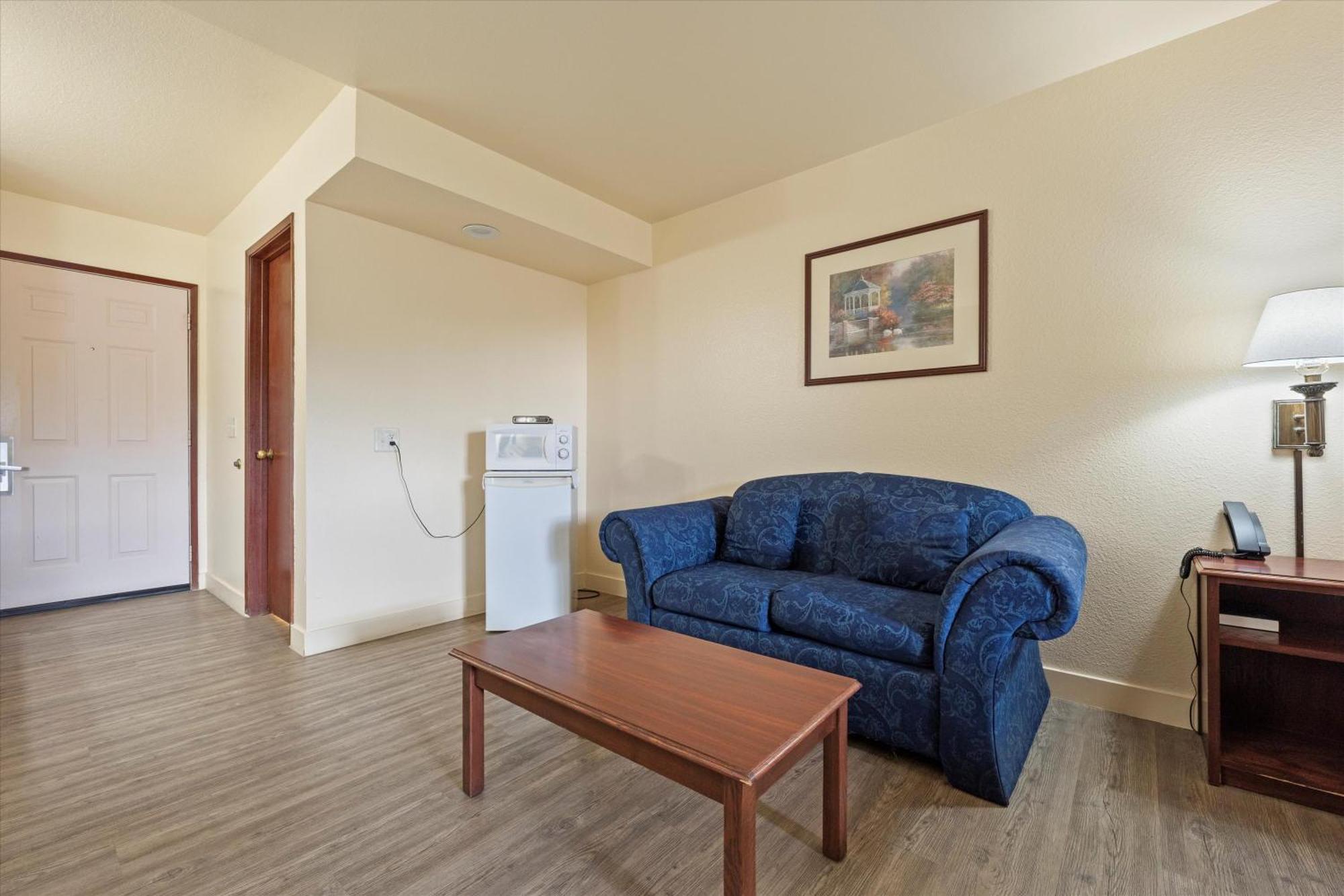 Quincy Inn And Suites ภายนอก รูปภาพ