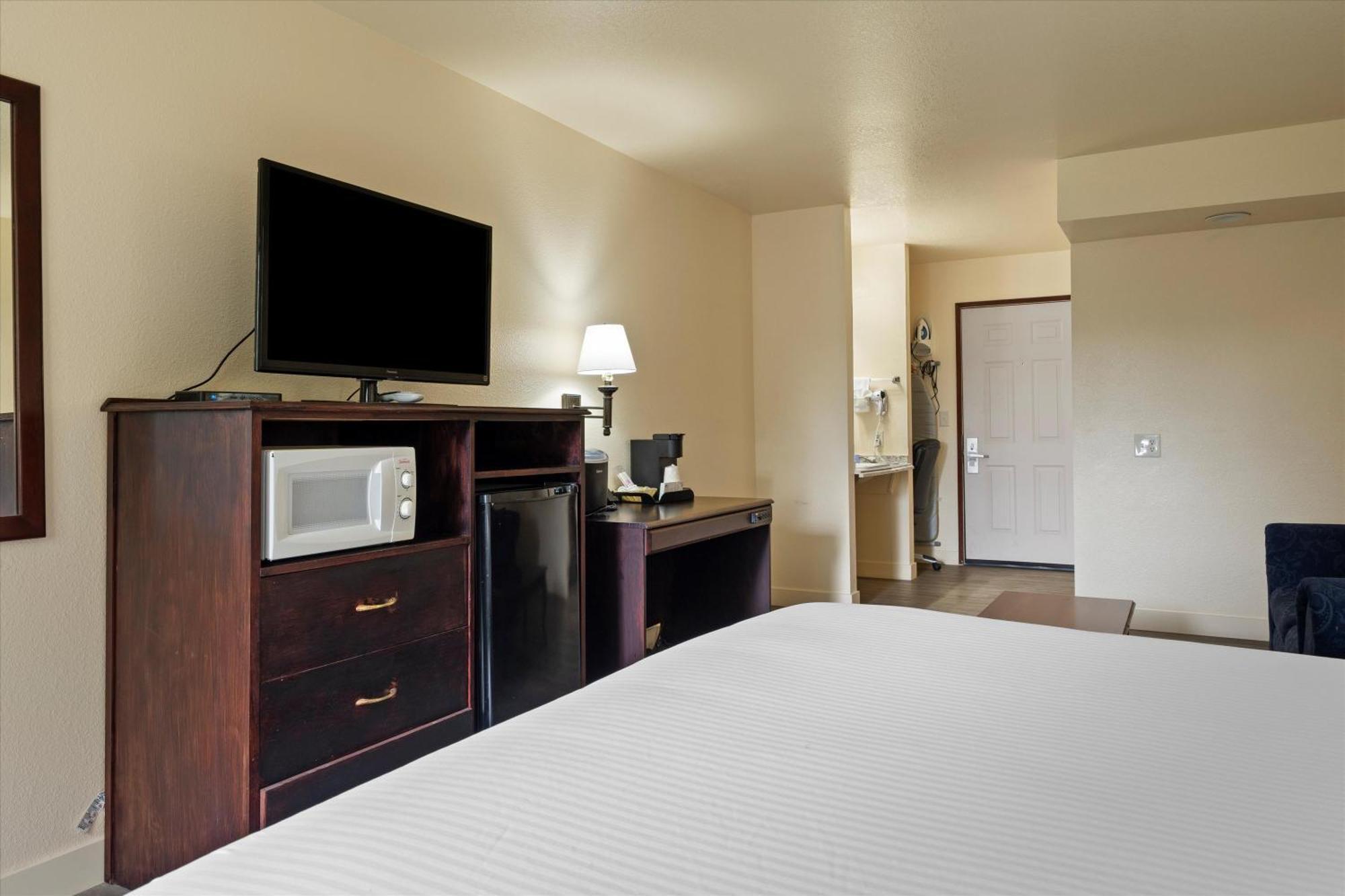 Quincy Inn And Suites ภายนอก รูปภาพ