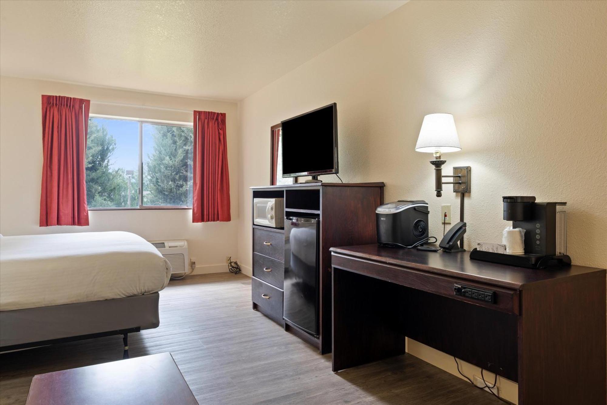 Quincy Inn And Suites ภายนอก รูปภาพ