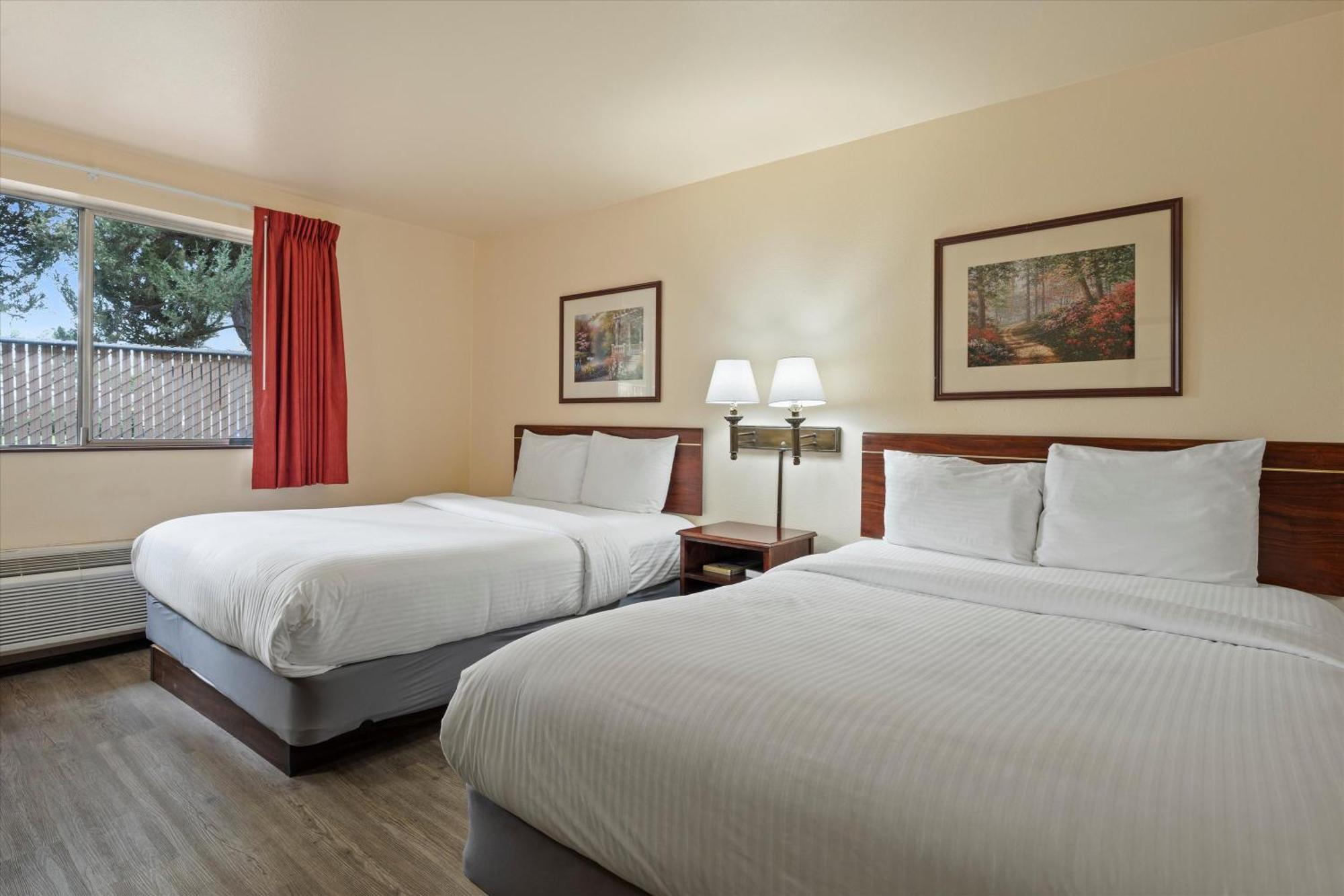 Quincy Inn And Suites ภายนอก รูปภาพ
