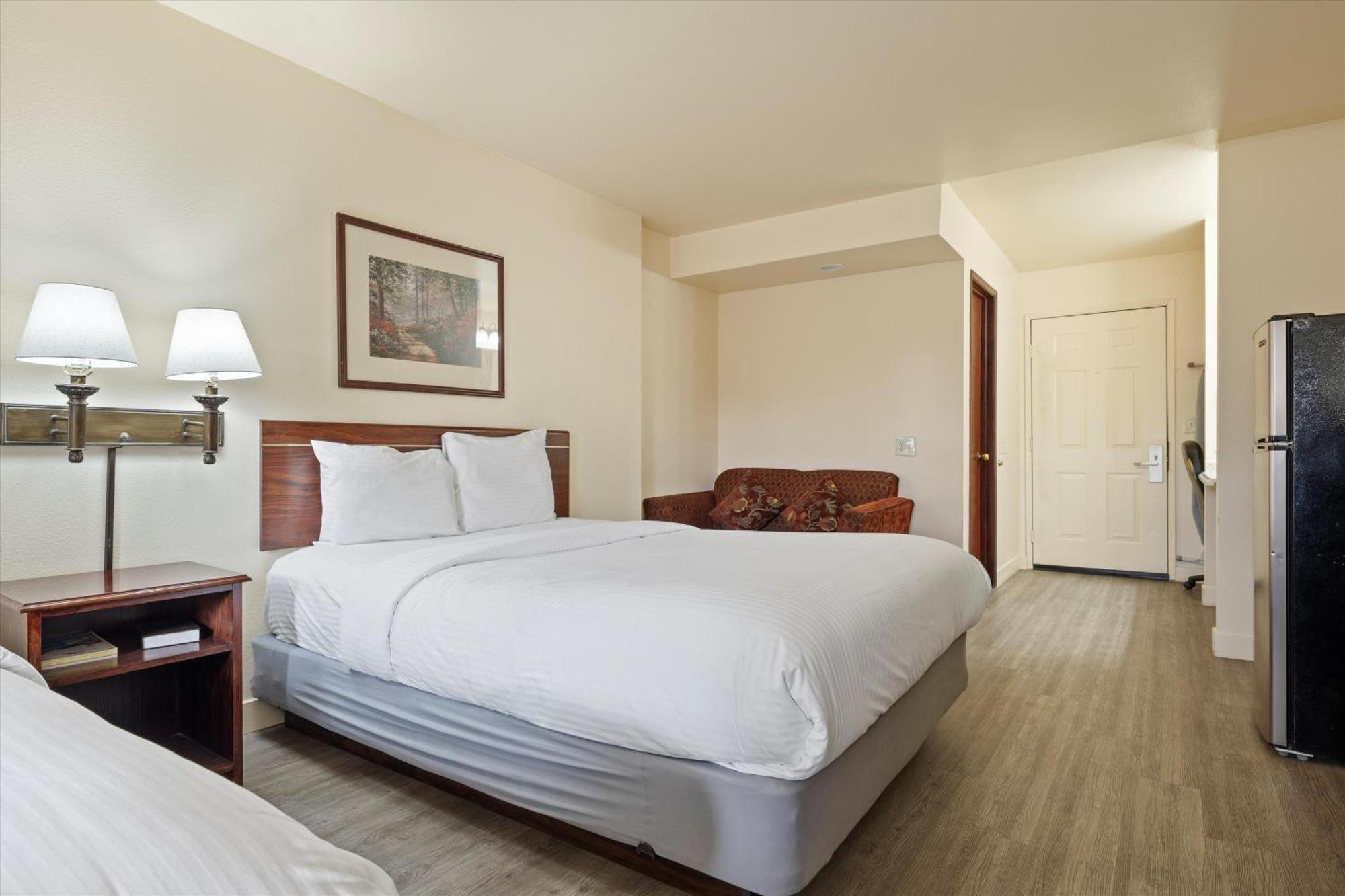 Quincy Inn And Suites ภายนอก รูปภาพ