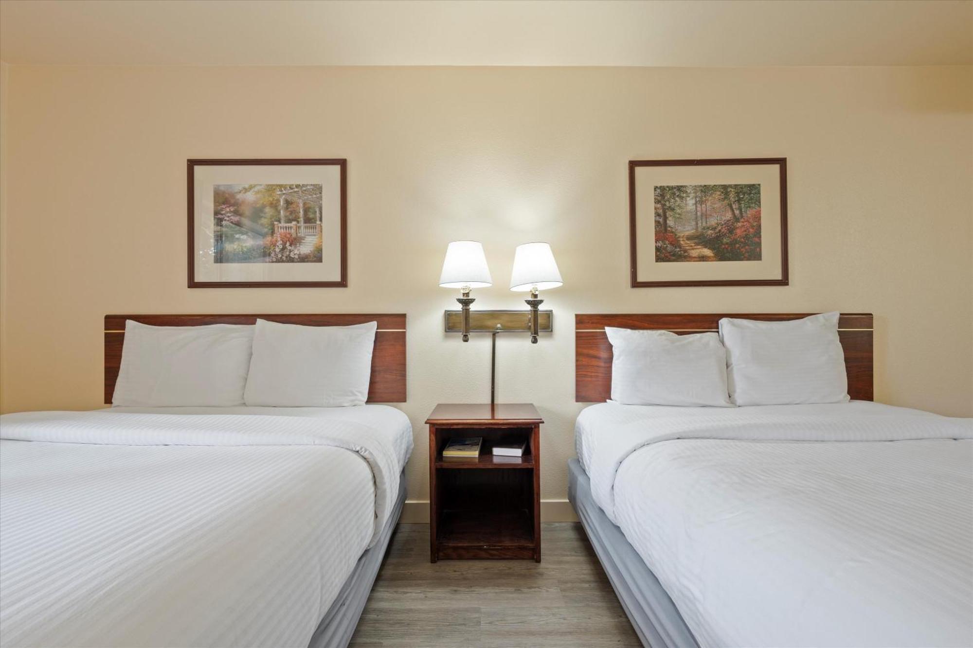 Quincy Inn And Suites ภายนอก รูปภาพ
