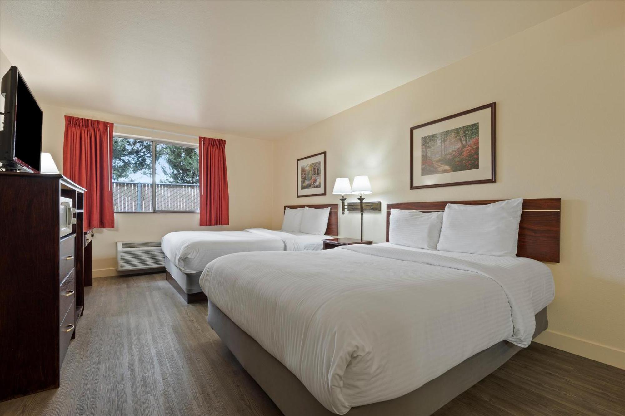 Quincy Inn And Suites ภายนอก รูปภาพ