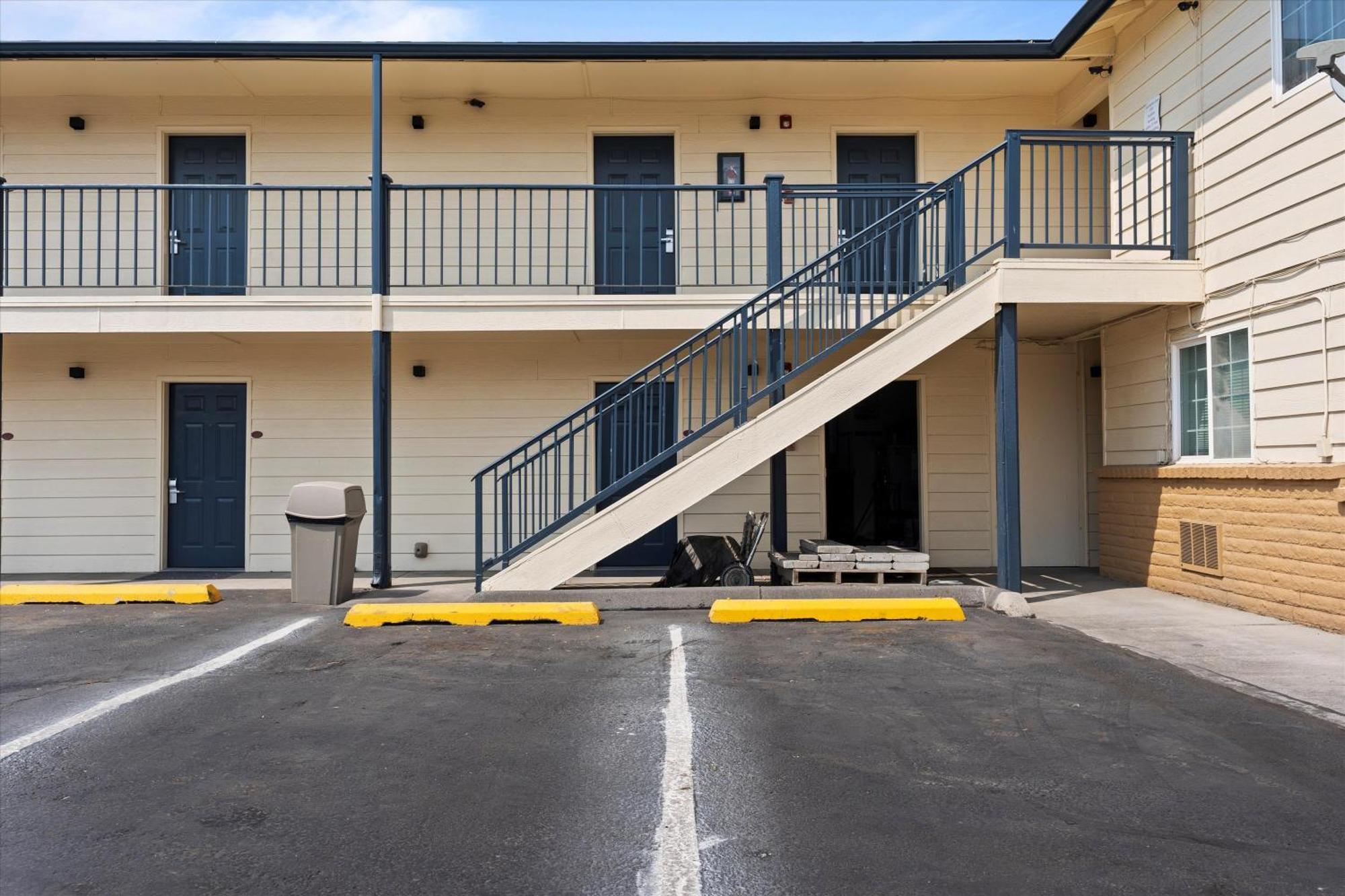 Quincy Inn And Suites ภายนอก รูปภาพ