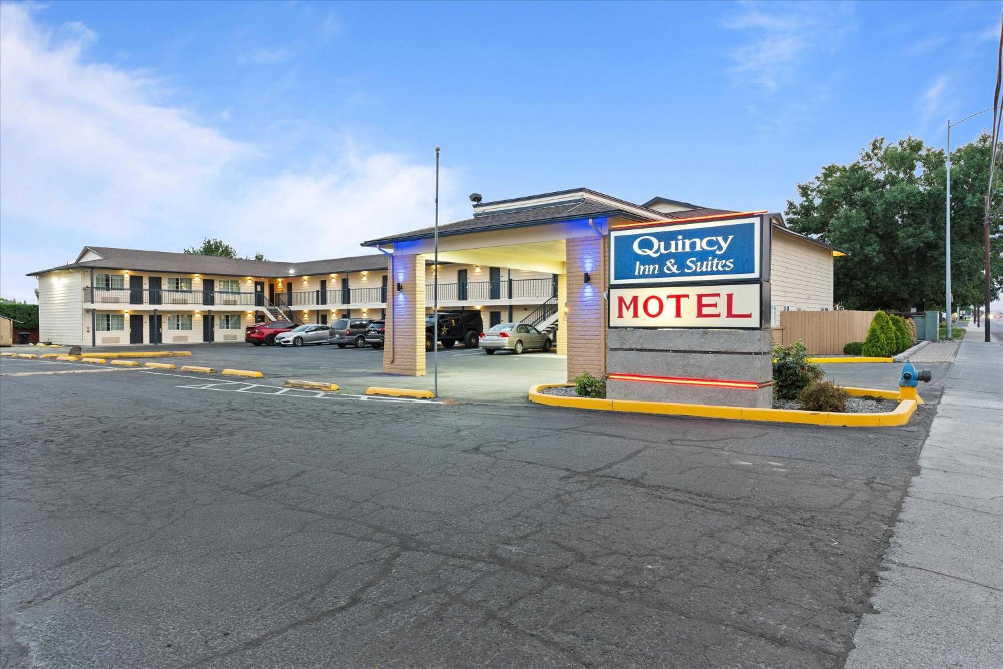 Quincy Inn And Suites ภายนอก รูปภาพ