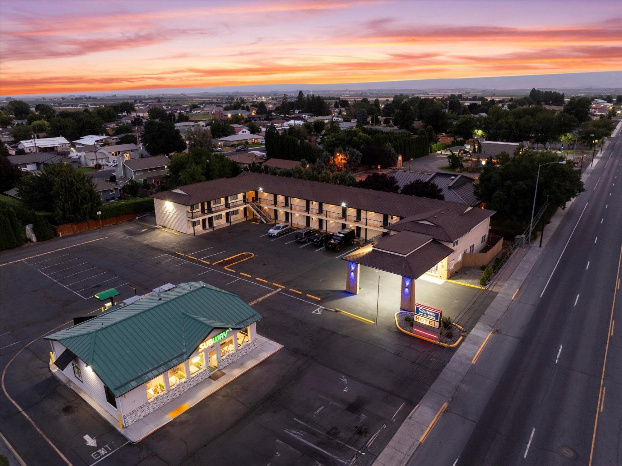 Quincy Inn And Suites ภายนอก รูปภาพ