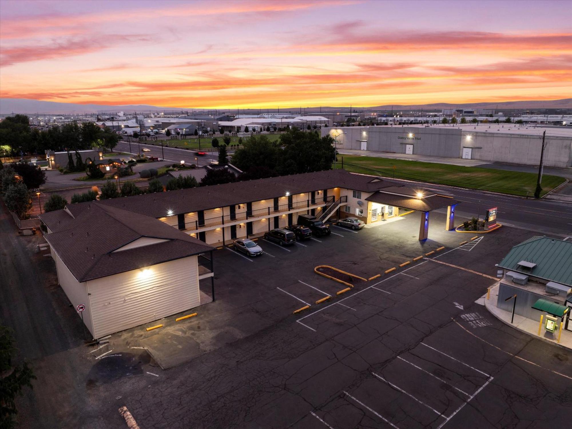 Quincy Inn And Suites ภายนอก รูปภาพ