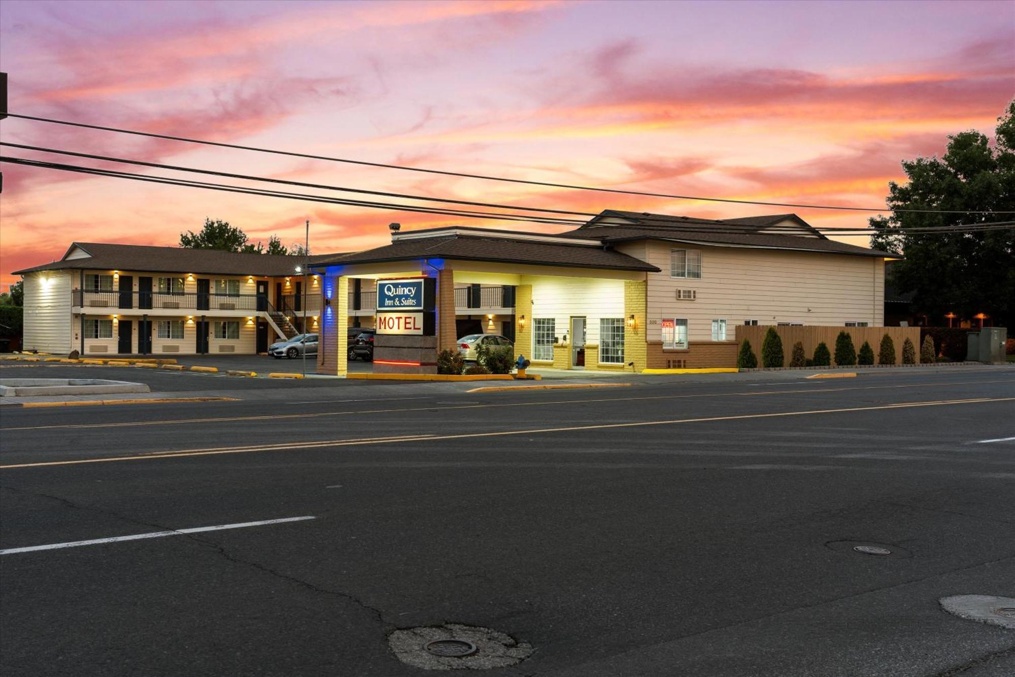 Quincy Inn And Suites ภายนอก รูปภาพ