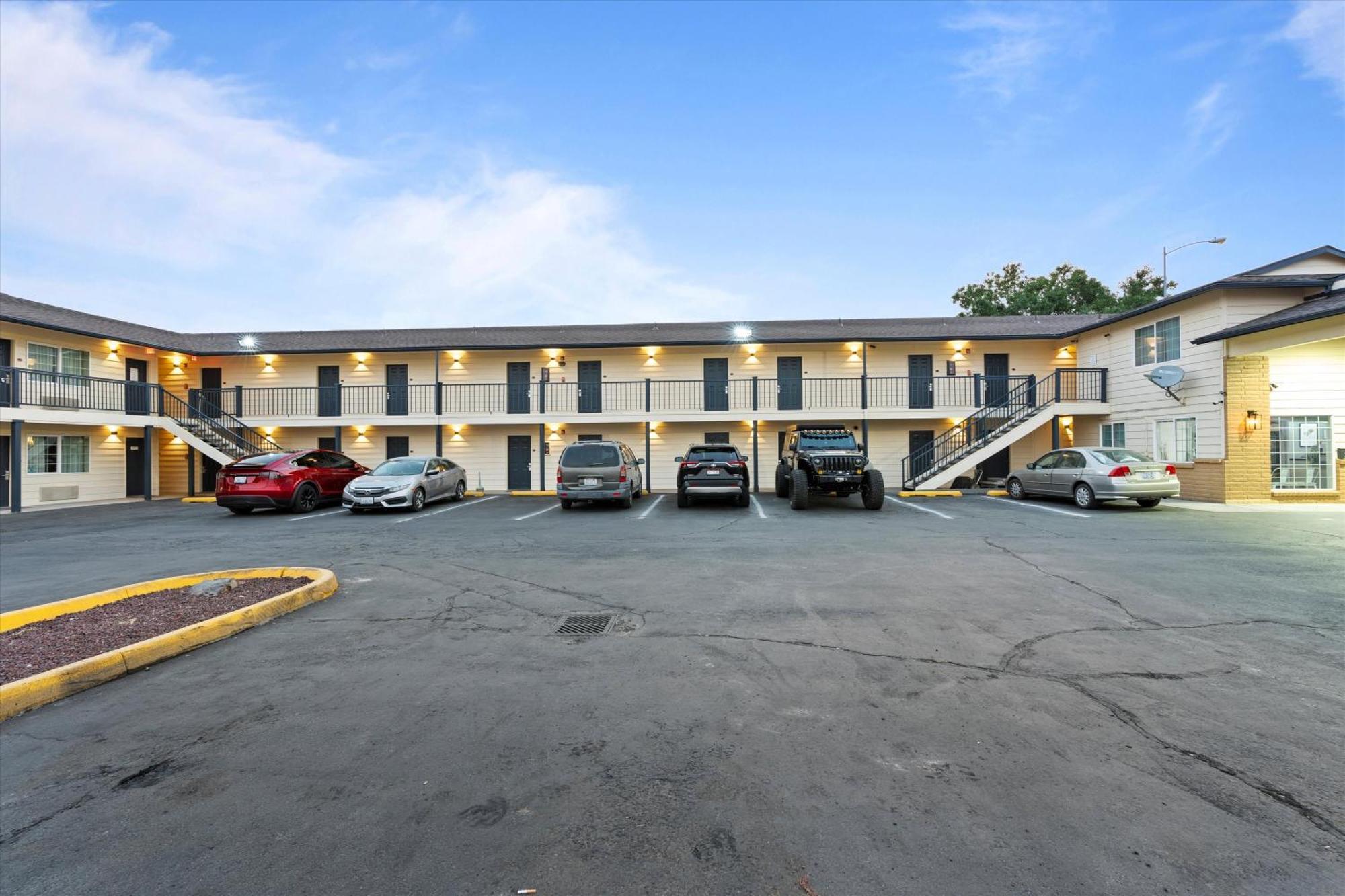 Quincy Inn And Suites ภายนอก รูปภาพ
