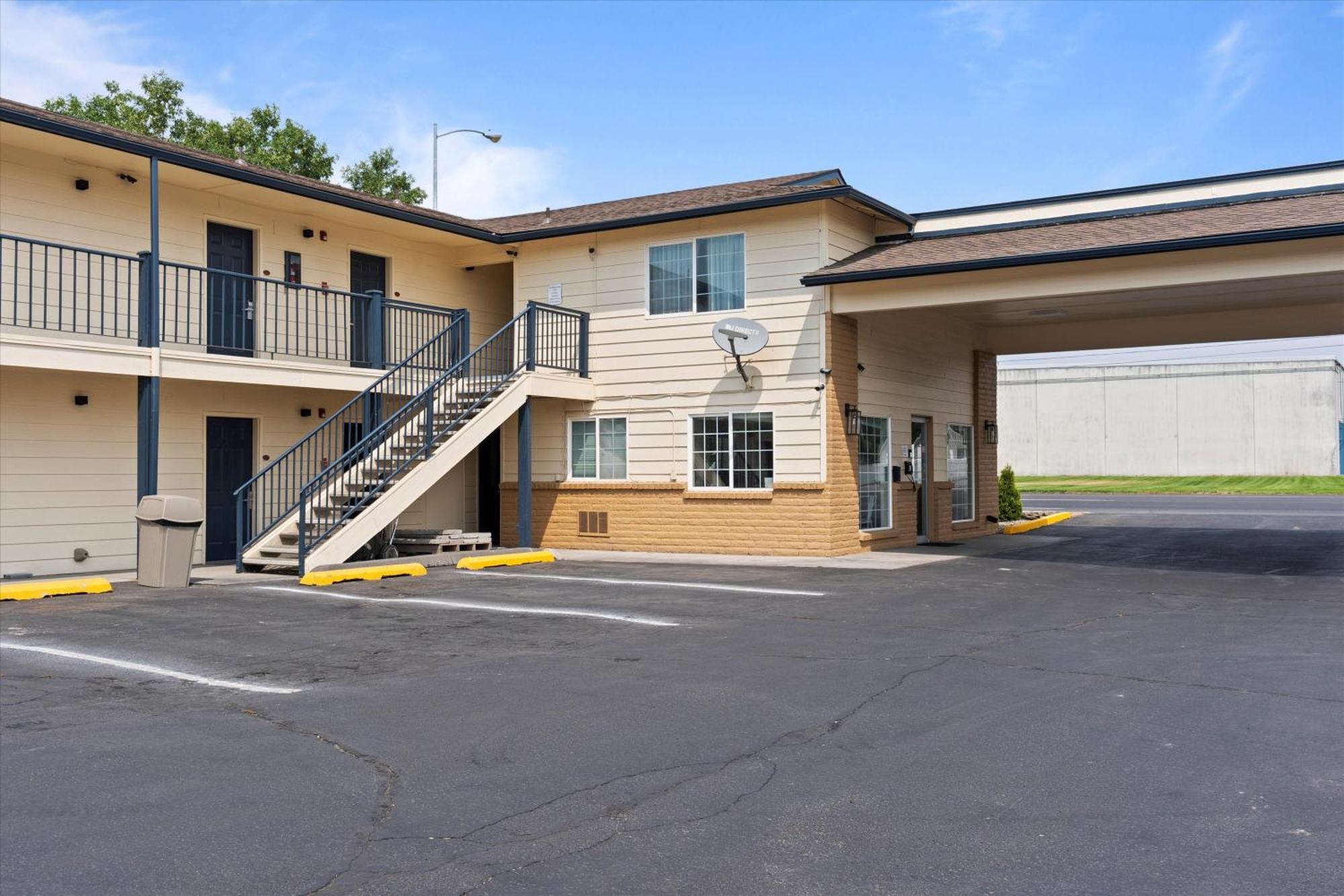 Quincy Inn And Suites ภายนอก รูปภาพ