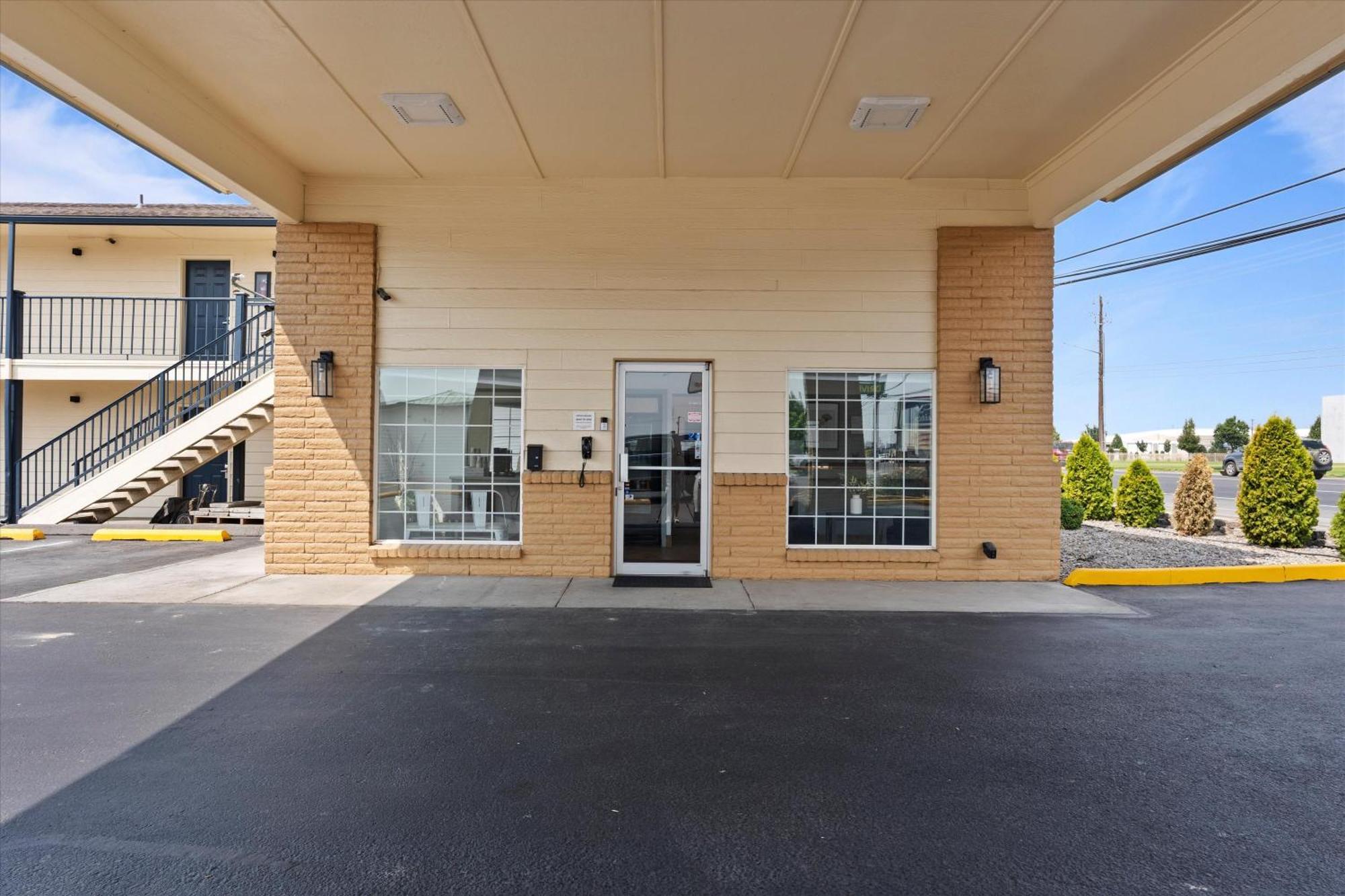 Quincy Inn And Suites ภายนอก รูปภาพ
