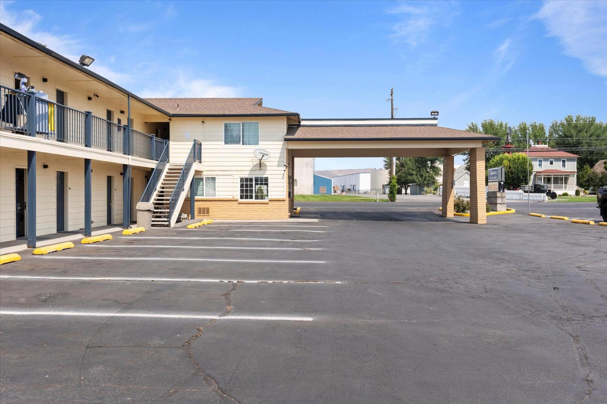 Quincy Inn And Suites ภายนอก รูปภาพ