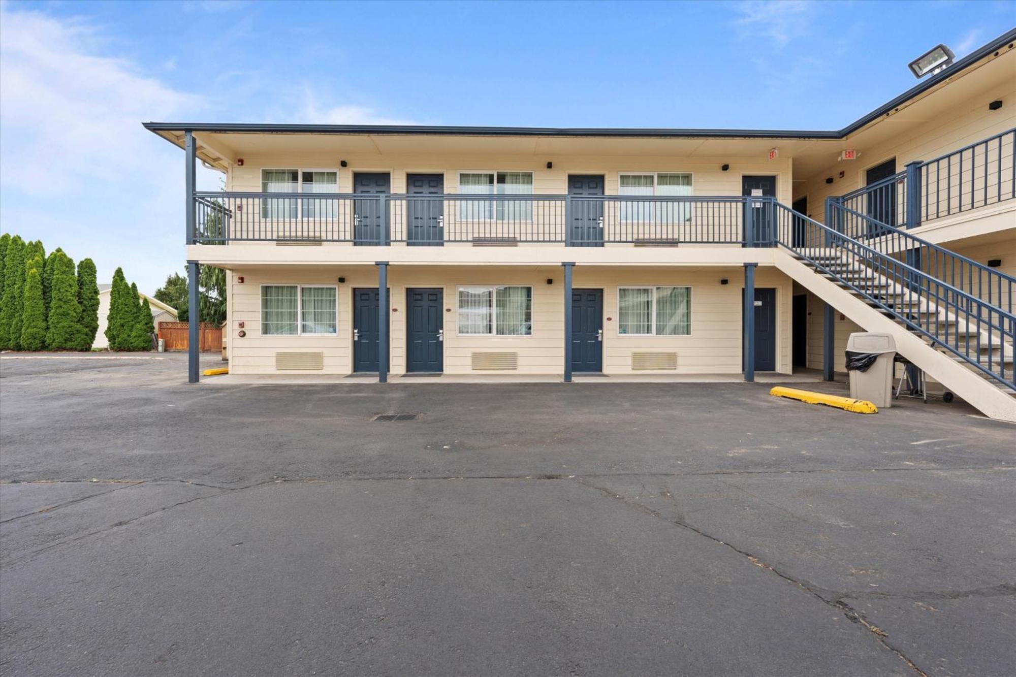 Quincy Inn And Suites ภายนอก รูปภาพ