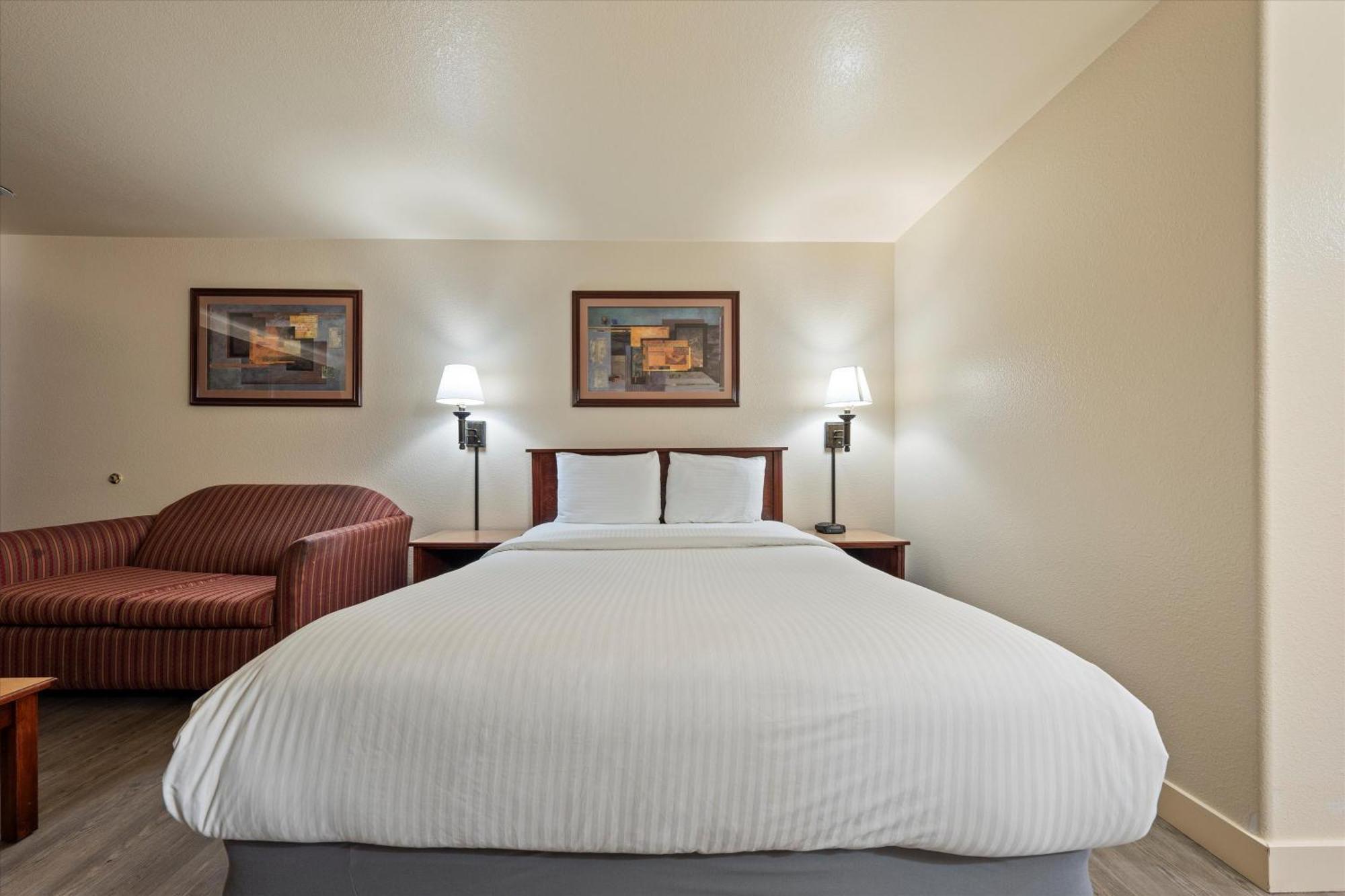 Quincy Inn And Suites ภายนอก รูปภาพ