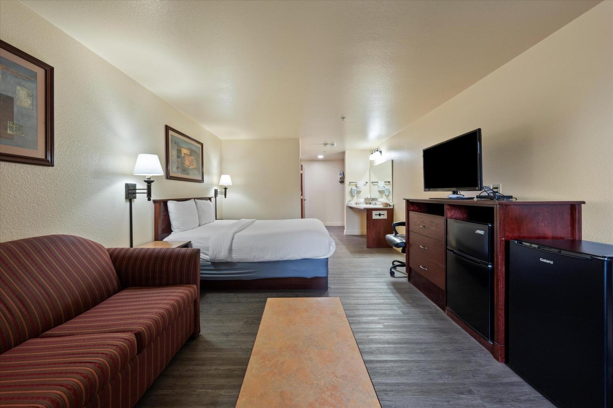 Quincy Inn And Suites ภายนอก รูปภาพ