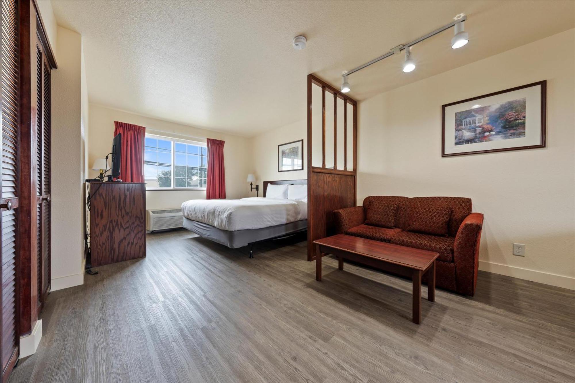 Quincy Inn And Suites ภายนอก รูปภาพ