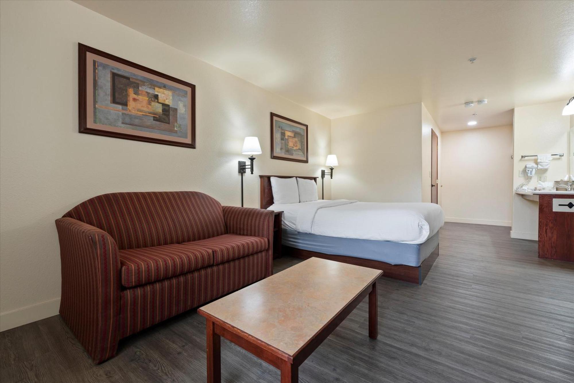 Quincy Inn And Suites ภายนอก รูปภาพ