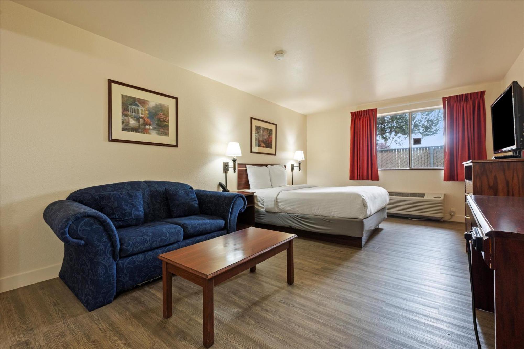 Quincy Inn And Suites ภายนอก รูปภาพ