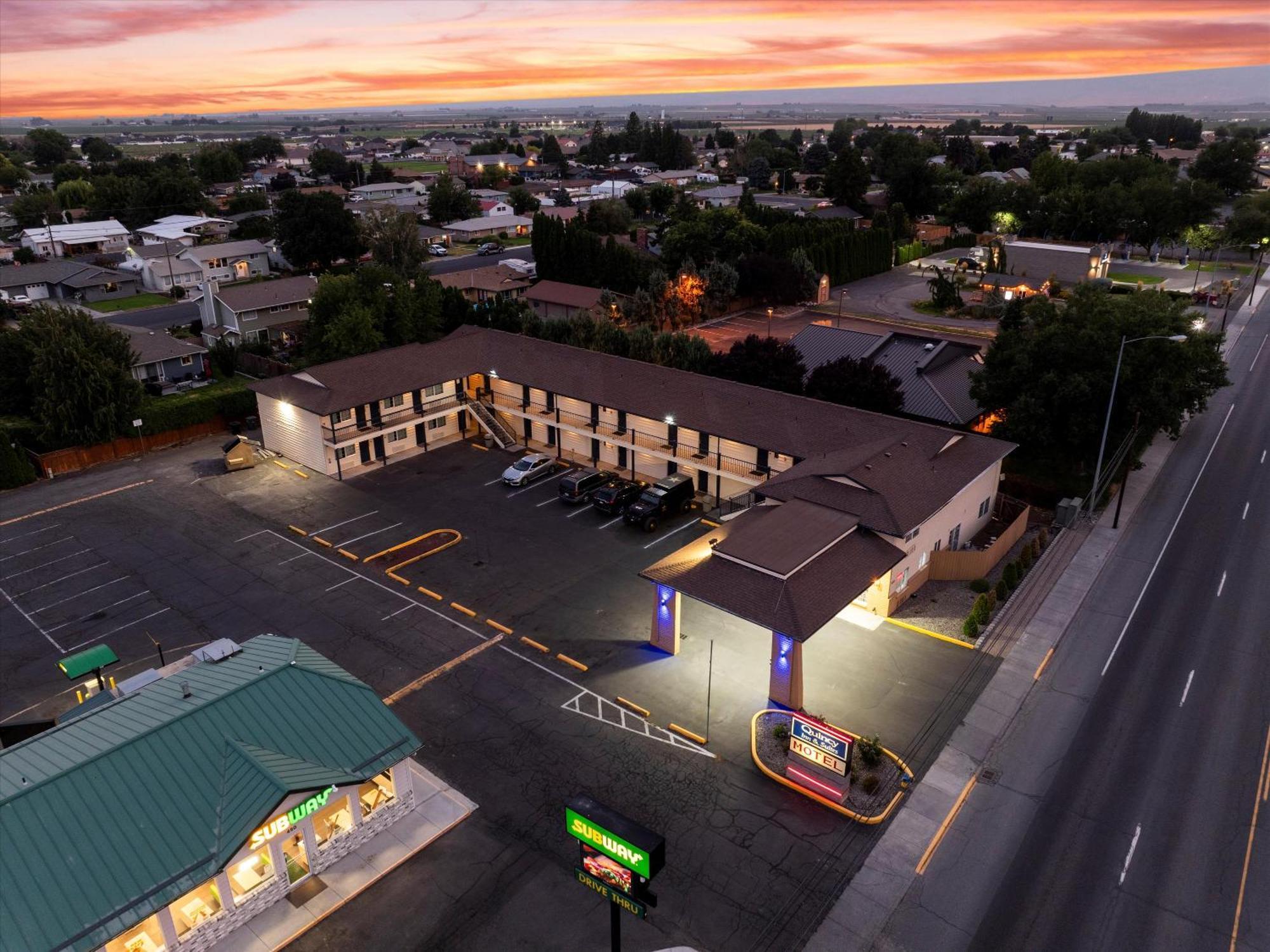 Quincy Inn And Suites ภายนอก รูปภาพ