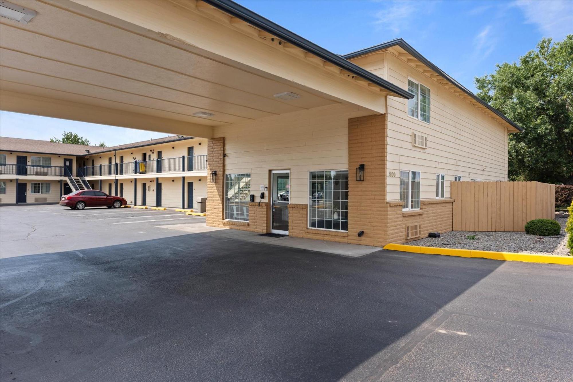 Quincy Inn And Suites ภายนอก รูปภาพ