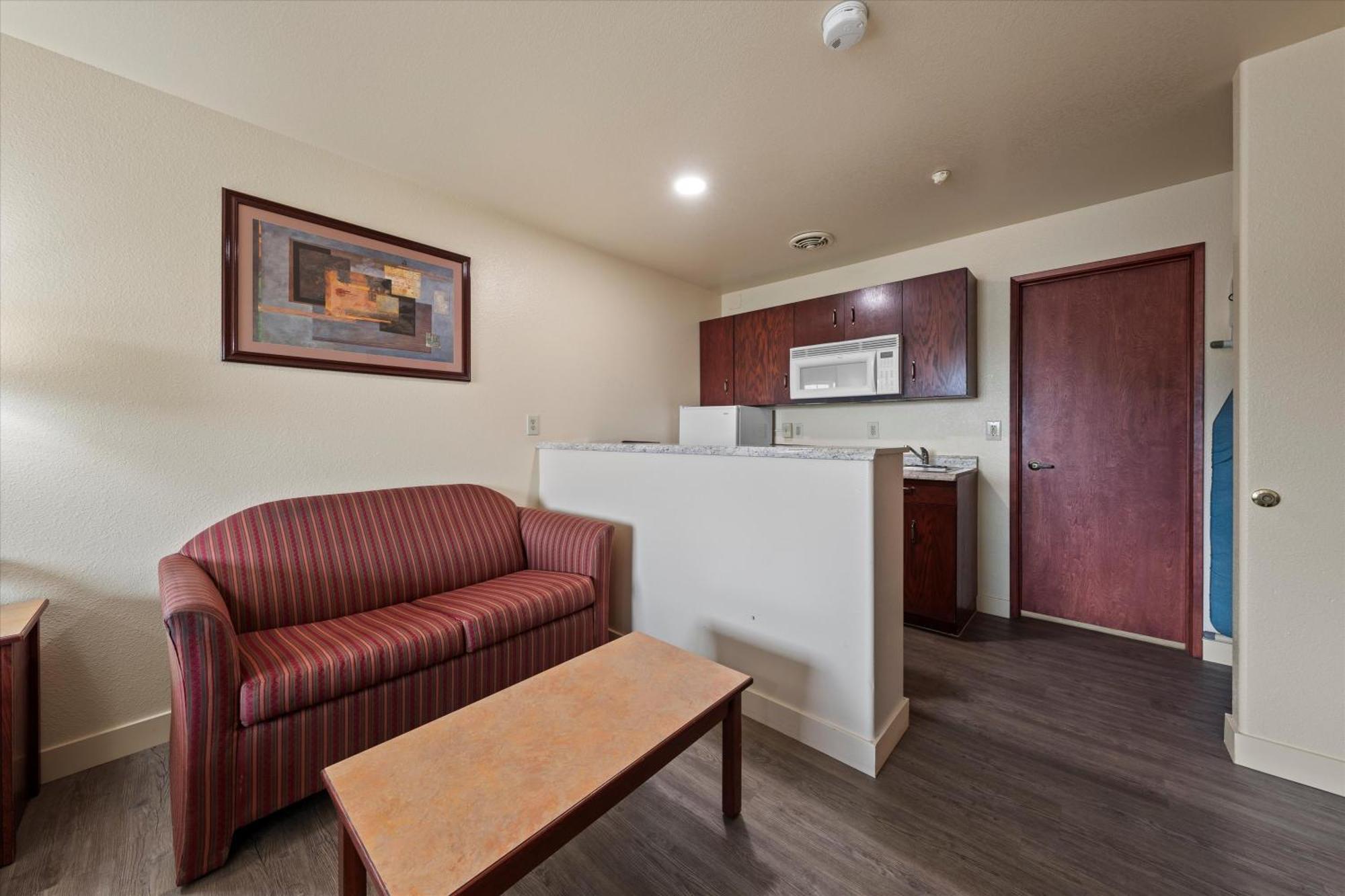Quincy Inn And Suites ภายนอก รูปภาพ