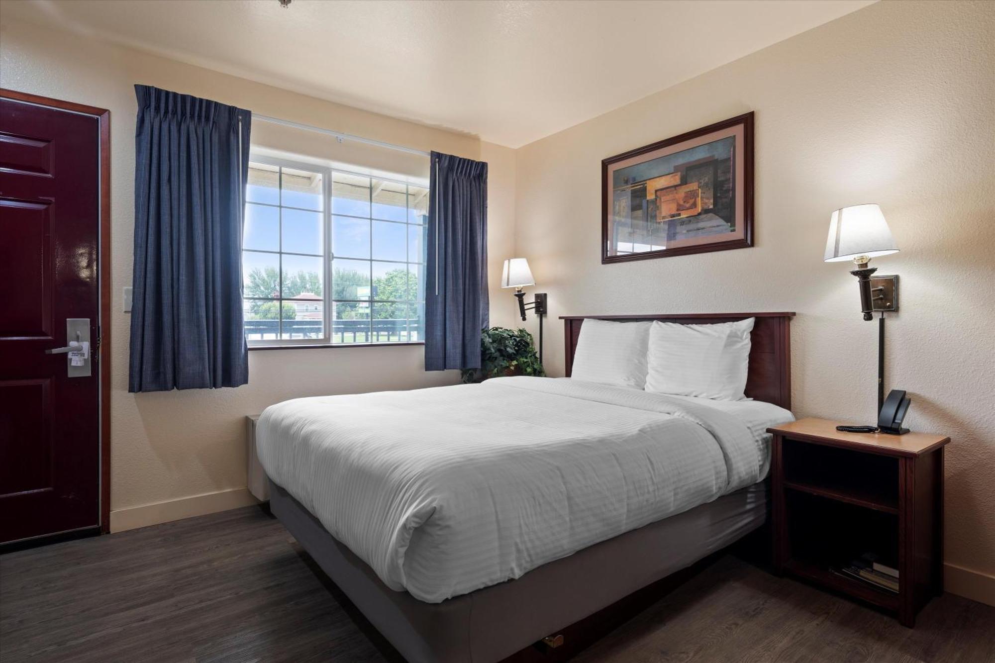 Quincy Inn And Suites ภายนอก รูปภาพ
