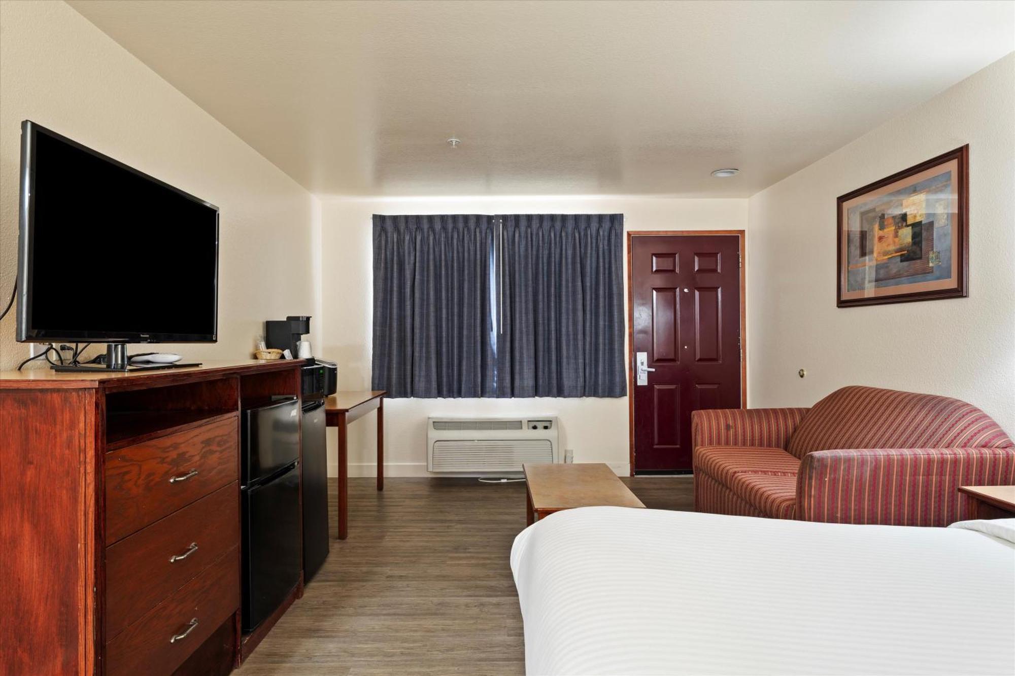 Quincy Inn And Suites ภายนอก รูปภาพ