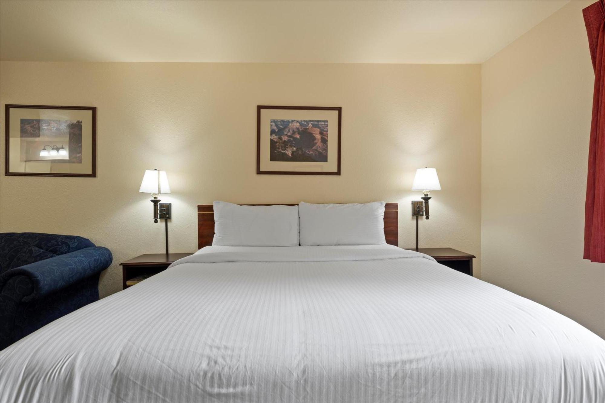 Quincy Inn And Suites ภายนอก รูปภาพ