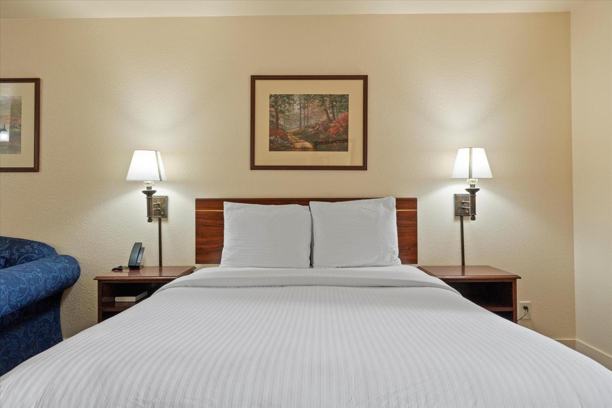 Quincy Inn And Suites ภายนอก รูปภาพ